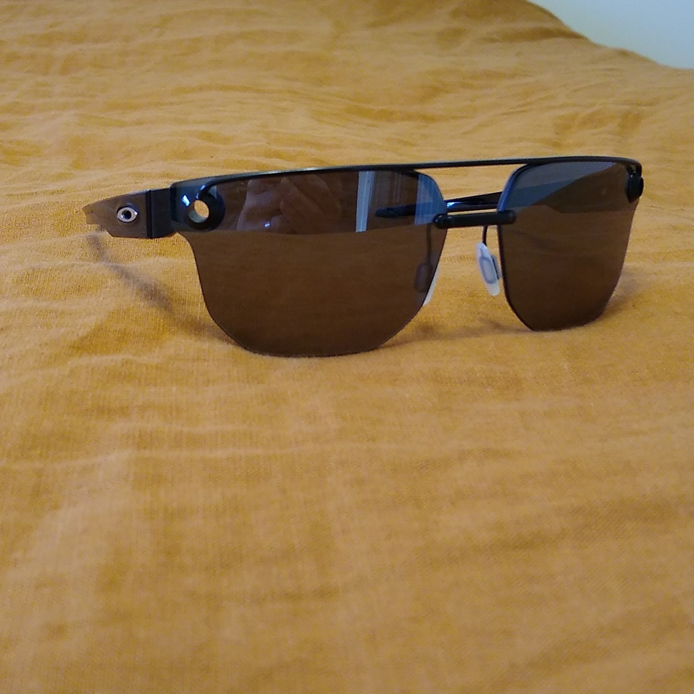 M's Oakley sunglasses